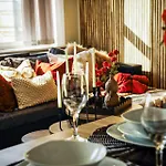 Centre Walk To Trains, Dining, 65' Smart Tv, Perfect For Working Professionals *