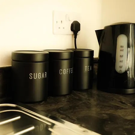 Bradford City Centre Close To Trains, Dining, 65' Smart Tv Netflix, Disney, Youtube *