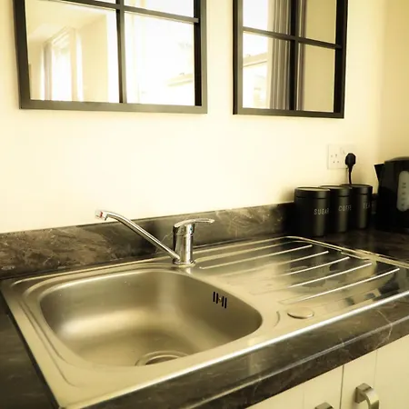 Apartment Bradford City Centre Close To Trains, Dining, 65' Smart Tv Netflix, Disney, Youtube *