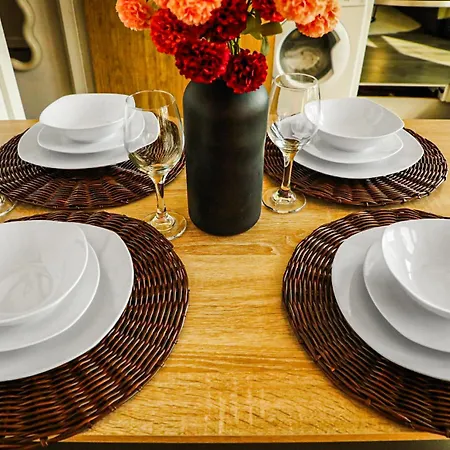 Centre Close To Trains, Dining, 65' Smart Tv Netflix, Disney, Youtube * برادفورد