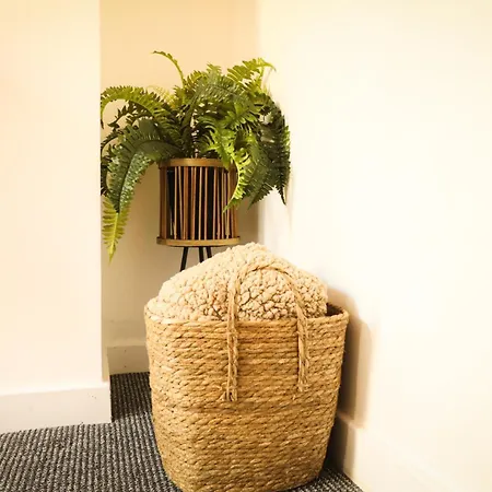 Bradford City Centre Close To Trains, Dining, 65' Smart Tv Netflix, Disney, Youtube Apartment