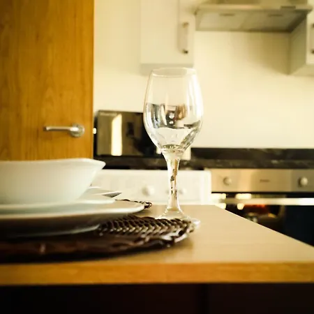 Centre Close To Trains, Dining, 65' Smart Tv Netflix, Disney, Youtube * برادفورد