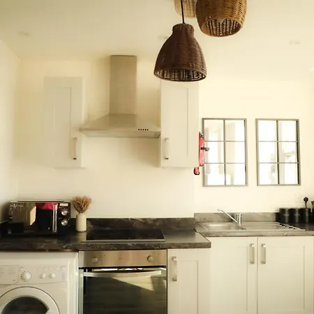 Centre Walk To Trains, Dining, 65' Smart Tv, Perfect For Working Professionals