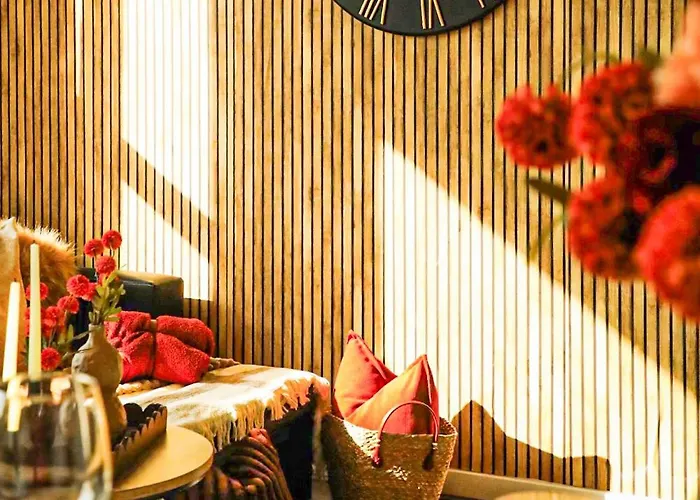 Apartment Centre Walk To Trains, Dining, 65' Smart Tv, Perfect For Working Professionals *