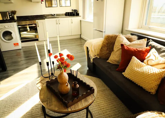 Centre Walk To Trains, Dining, 65' Smart Tv, Perfect For Working Professionals ブラッドフォード