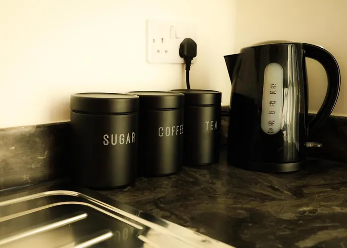 Centre Walk To Trains, Dining, 65' Smart Tv, Perfect For Working Professionals *