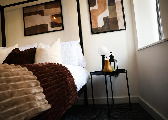 Centre Walk To Trains, Dining, 65' Smart Tv, Perfect For Working Professionals Apartment