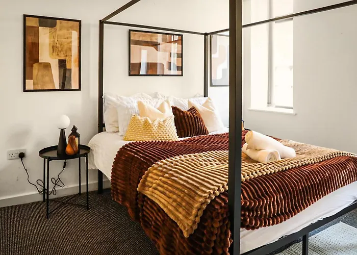 Centre Walk To Trains, Dining, 65' Smart Tv, Perfect For Working Professionals *