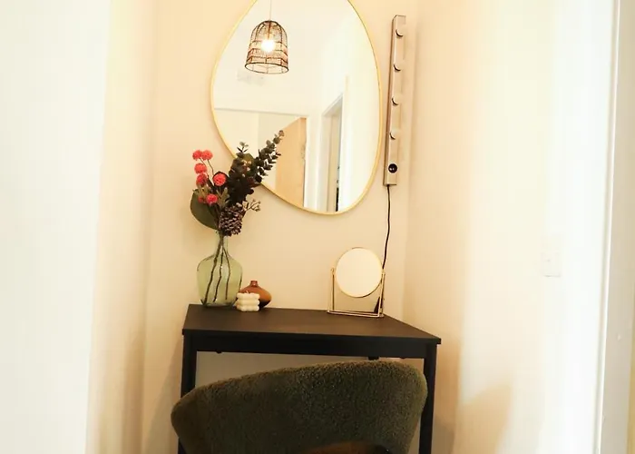 Centre Walk To Trains, Dining, 65' Smart Tv, Perfect For Working Professionals