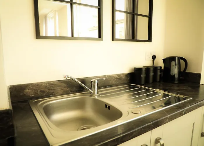 Apartment Centre Walk To Trains, Dining, 65' Smart Tv, Perfect For Working Professionals *