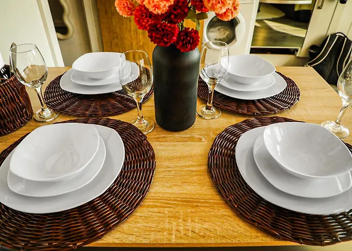 Centre Walk To Trains, Dining, 65' Smart Tv, Perfect For Working Professionals * Bradford (West Yorkshire)