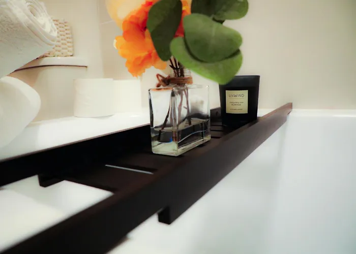 Centre Walk To Trains, Dining, 65' Smart Tv, Perfect For Working Professionals