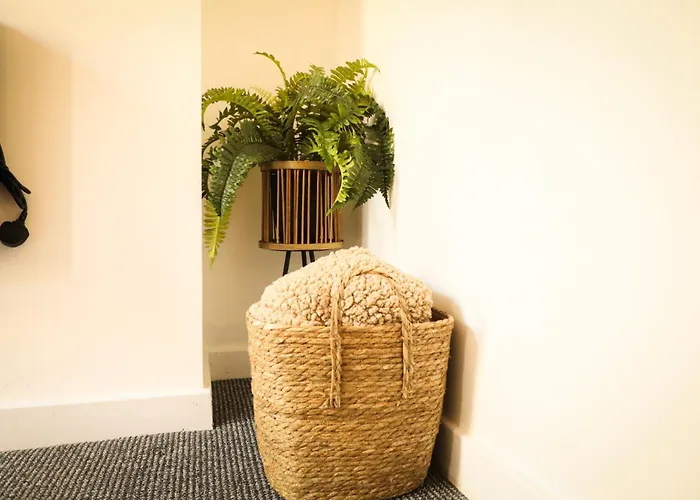 Centre Walk To Trains, Dining, 65' Smart Tv, Perfect For Working Professionals Apartment