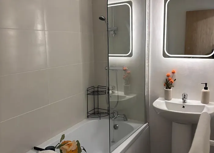 Centre Walk To Trains, Dining, 65' Smart Tv, Perfect For Working Professionals *