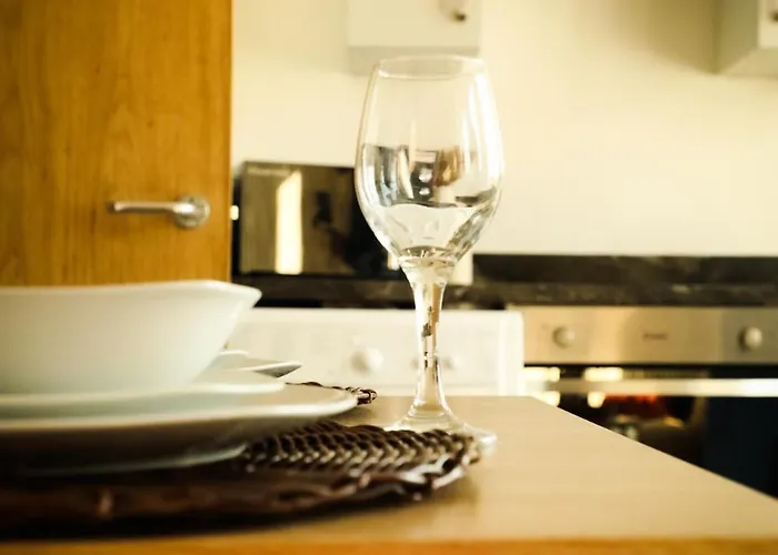 Centre Walk To Trains, Dining, 65' Smart Tv, Perfect For Working Professionals * ブラッドフォード