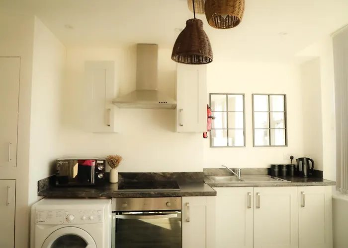 Centre Walk To Trains, Dining, 65' Smart Tv, Perfect For Working Professionals