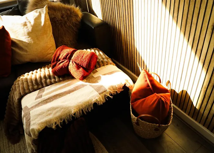 Centre Walk To Trains, Dining, 65' Smart Tv, Perfect For Working Professionals Apartment