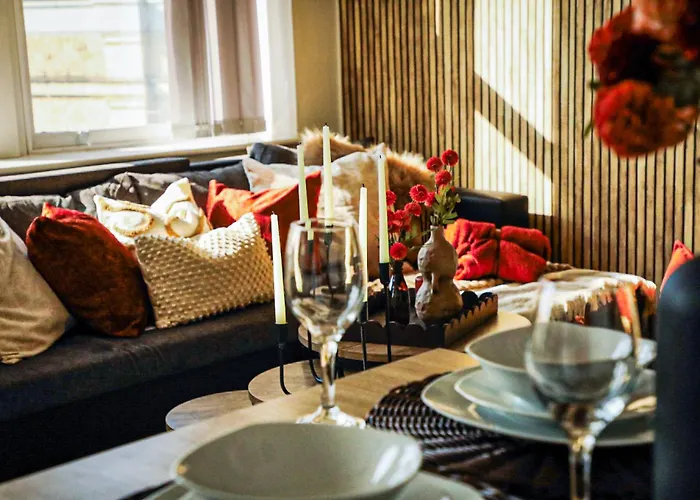 Centre Walk To Trains, Dining, 65' Smart Tv, Perfect For Working Professionals *