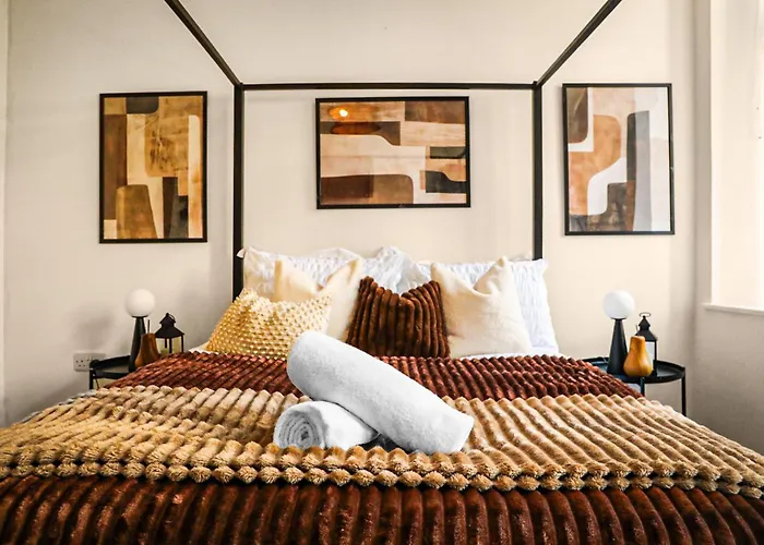 Centre Walk To Trains, Dining, 65' Smart Tv, Perfect For Working Professionals ブラッドフォード