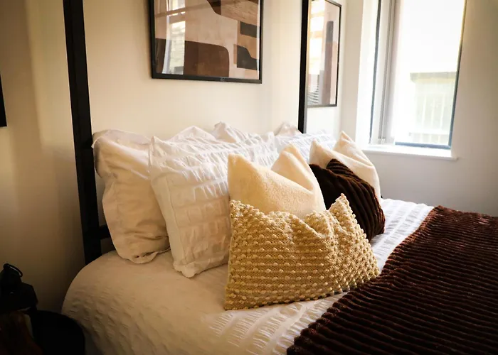 Centre Walk To Trains, Dining, 65' Smart Tv, Perfect For Working Professionals * Bradford (West Yorkshire)