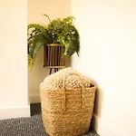 Centre Walk To Trains, Dining, 65' Smart Tv, Perfect For Working Professionals Apartmán