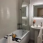 Centre Walk To Trains, Dining, 65' Smart Tv, Perfect For Working Professionals *