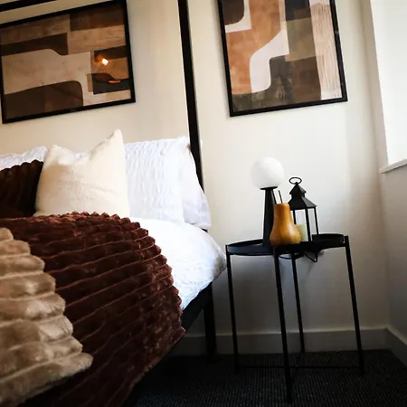 Centre Walk To Trains, Dining, 65' Smart Tv, Perfect For Working Professionals Apartmán