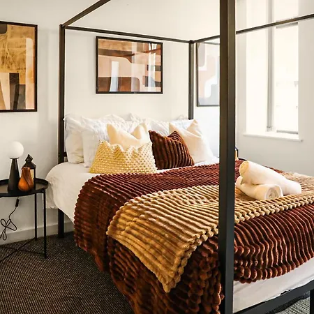 Centre Walk To Trains, Dining, 65' Smart Tv, Perfect For Working Professionals *