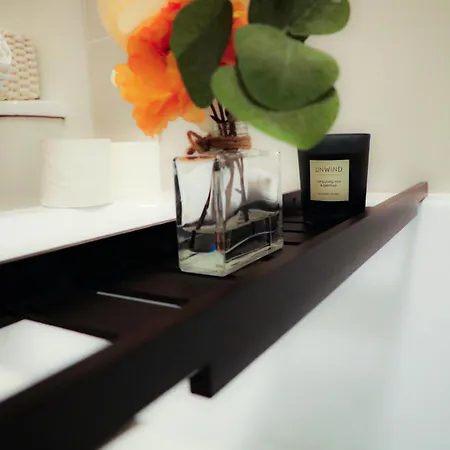 Bradford City Centre Close To Trains, Dining, 65' Smart Tv Netflix, Disney, Youtube