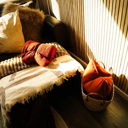 Centre Walk To Trains, Dining, 65' Smart Tv, Perfect For Working Professionals Apartament